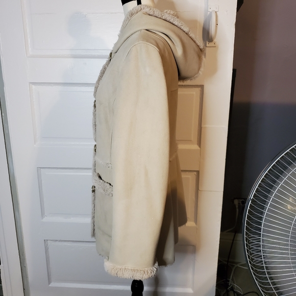 Jones New York Small Suade & Faux Fur Coat. - Picture 6 of 13